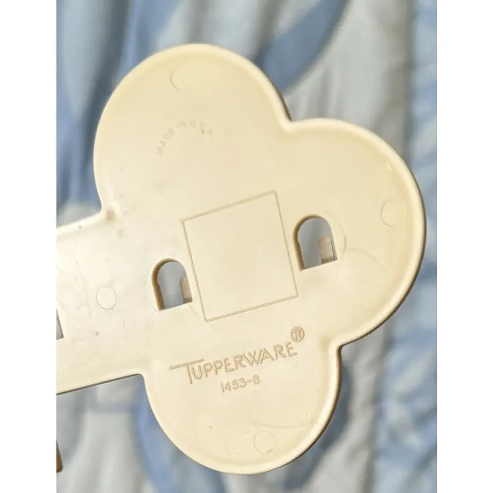 NOS vtg. Beige Tupperware Key Holder Wall Hanger Gadget Holder 1453-16
